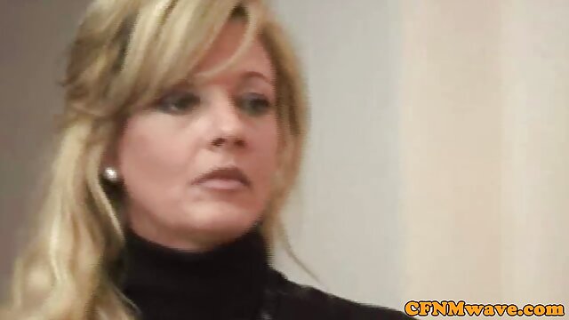 HD :  Divas jaukas dāmas nodarbojas ar lesbiešu seksu uz grīdas Filmu klipi 