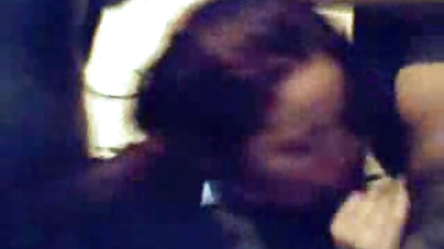 HD :  Pusaudzis nevar pretoties divām lesbietēm, kuras laiza un piesprādzējas Filmu klipi 