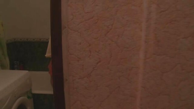 HD :  MILF parāda pusaudžiem, kā lesbiešu trijatā uzvesties kā pieaugušajiem Filmu klipi 